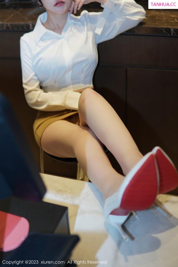   [XiuRen]高清写真图 2023.01.10 No.6111 桃桃子_ 短裙美腿第3张图片